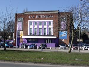LA Fitness to sell almost half its gyms
